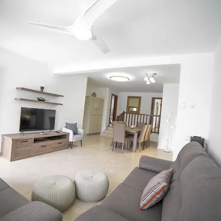 Amanda 4 Bedrooms Jacuzzi And Heated Pool Pool Table Great House Puerto del Carmen (Lanzarote)