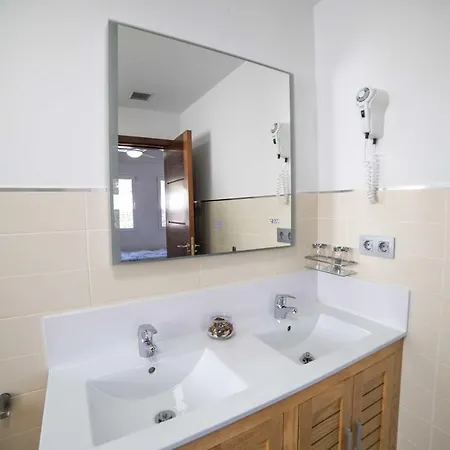 Vila Amanda 4 Bedrooms Jacuzzi And Heated Pool Pool Table Great House Puerto del Carmen (Lanzarote)
